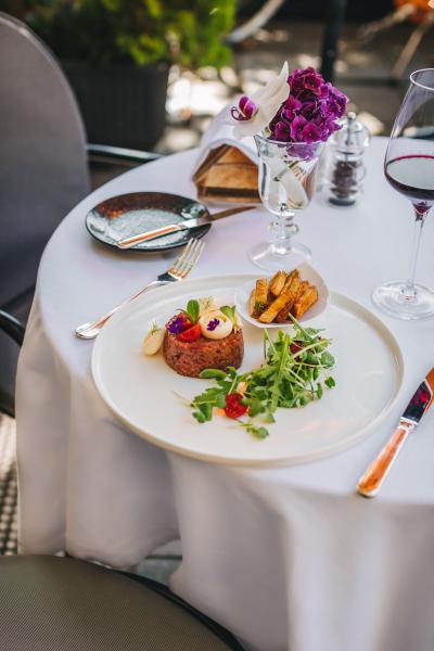 Tartarski biftek Le Bistro terasa
